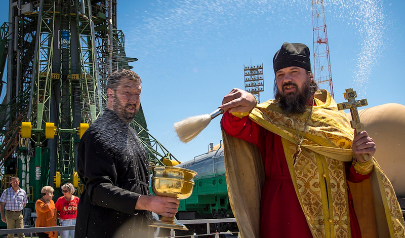 Un sacerdote bendice un lanzamiento en el cosmódromo ruso de Baikonur. Foto: Carla Cioffi